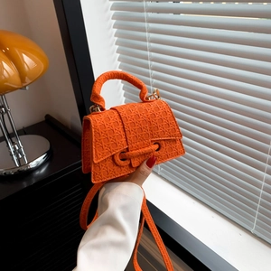 Mini borsa a mano arancione vivace con trama intrecciata e tracolla coordinata
