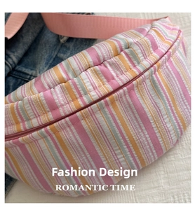 Détail du sac ceinture en toile à rayures colorées avec bandoulière rose