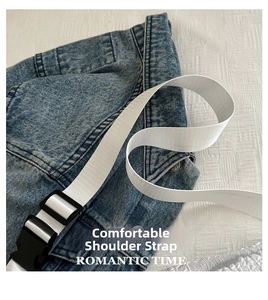 Dettaglio borsa in denim blu con tracolla regolabile in nylon bianco largo e fibbia