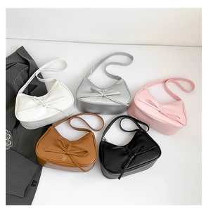 Vue à plat de sacs sous le bras demi-lune avec nœuds papillon en cinq coloris variés
