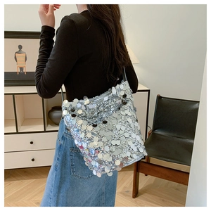 Borsa hobo con paillettes argento indossata da modella in ambiente moderno