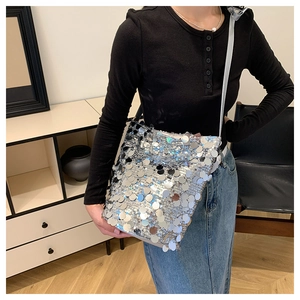 Secchiello chic con paillettes argentate e specchi tondi in un interno moderno