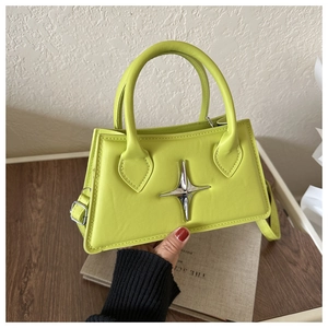 Détail du sac bandoulière vert citron avec étoile argentée et texture cuir grainé