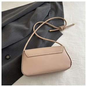 Détail du sac à bandoulière en cuir beige avec sangle corde et finitions métalliques dorées