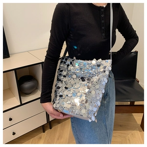 Dettaglio della borsa a secchiello con paillettes argento e grandi scaglie metalliche