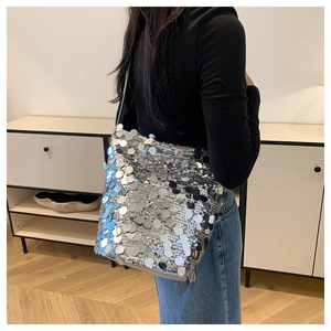 Dettaglio della borsa a tracolla con paillettes argento e grandi paillettes tonde