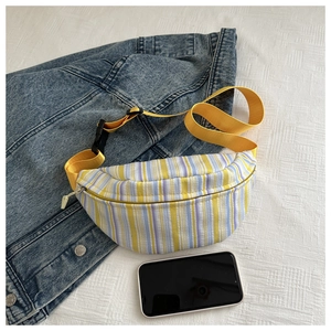 Détail du sac de poitrine rayé avec sangle jaune et fermeture à boucle sécurisée