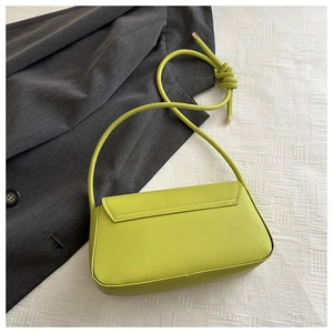 Détail du sac bandoulière vert pastel avec une fine bandoulière en cuir noué chic