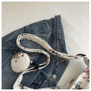Détail du cabas en velours côtelé blanc à fleurs avec sa pochette ronde assortie
