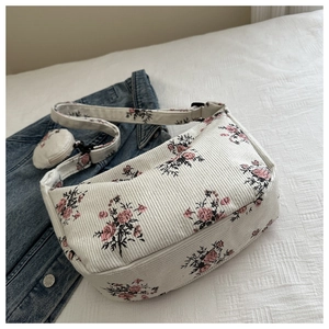 Détail du sac bandoulière en velours côtelé avec imprimé fleuri et petit porte-monnaie