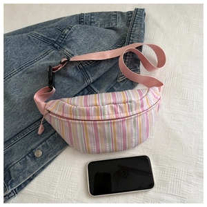 Détail du sac banane à rayures multicolores avec sangle réglable et boucle en plastique