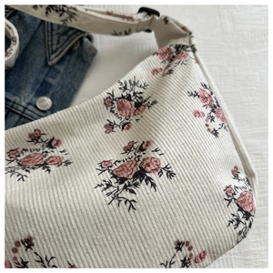 Texture détaillée du sac à bandoulière en velours côtelé beige avec imprimé floral
