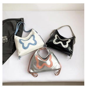 Detaillierte Draufsicht auf Butterfly-Hobo-Taschen in Weiß, Schwarz und Silber-Metallic