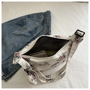 Détail du sac bandoulière en velours floral avec petit porte-monnaie rond assorti