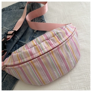 Détail du sac de poitrine à rayures avec bandoulière réglable en nylon rose et fermeture