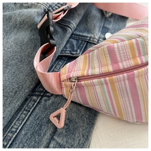 Détail du sac de poitrine à rayures roses et jaunes avec bandoulière et boucle réglables