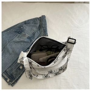 Vue intérieure du sac cabas floral en velours avec grande capacité et doublure rayée