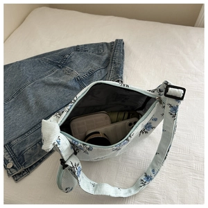 Détail intérieur du sac hobo à fleurs montrant la grande capacité pour portefeuille