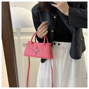 Sac à bandoulière rose chic avec étoile argentée présenté dans un selfie miroir stylé