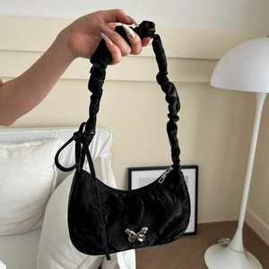 Borsa a mezzaluna nera minimalista con texture a nuvola e fibbia a farfalla