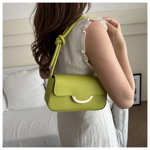 Détail du sac à main vert citron avec bandoulière à nœud et boucle dorée chic