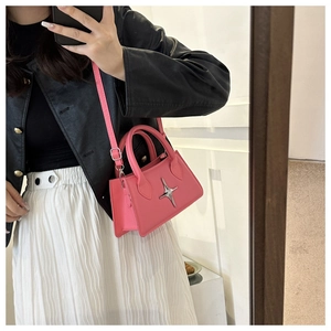 Vue détaillée du mini sac bandoulière rose avec étoile argentée et fine bandoulière