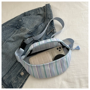Vue intérieure du sac de poitrine rayé montrant l'espace pour téléphone et portefeuille