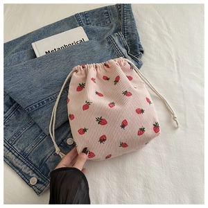 Détails de la pochette à cordon en velours côtelé rose avec imprimé fraise rouge