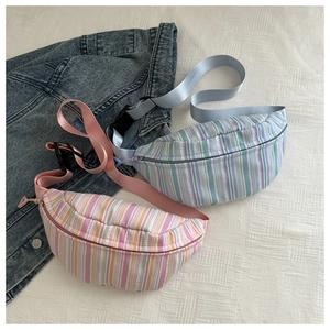 Détail de sacs bananes rayés colorés avec sangles réglables et fermetures à glissière