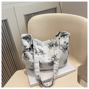 Détails du sac bandoulière en velours côtelé fleuri avec un mini porte-monnaie rond