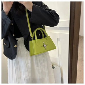 Sac bandoulière vert néon avec boucle étoile argentée et texture cuir élégante