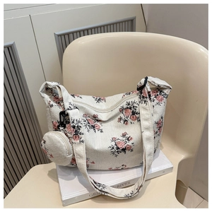 Détail du sac bandoulière en velours côtelé fleuri avec mini porte-monnaie assorti