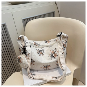 Détail du sac hobo en velours côtelé fleuri avec un petit porte-monnaie rond assorti