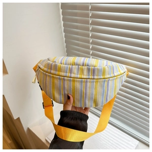 Détail de la banane en toile à rayures colorées avec bandoulière réglable jaune vif