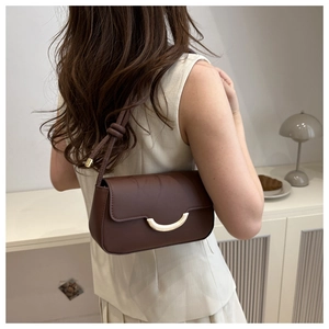 Sac à bandoulière en cuir marron avec rabat minimaliste et détails de sangle nouée unique