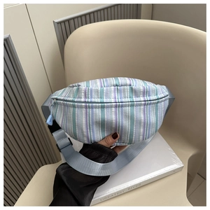 Détail du sac ceinture en tissu rayé multicolore avec fermeture éclair et sangle