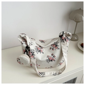 Détail du sac bandoulière en velours côtelé fleuri avec son petit porte-monnaie assorti