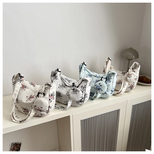 Sacs à bandoulière en velours côtelé fleuri avec mini-pochettes style lifestyle