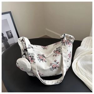 Détail du sac bandoulière en velours côtelé avec roses et mini porte-monnaie assorti