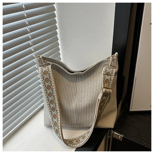 Détail du sac cabas tissé avec large bandoulière brodée vintage et détails dorés