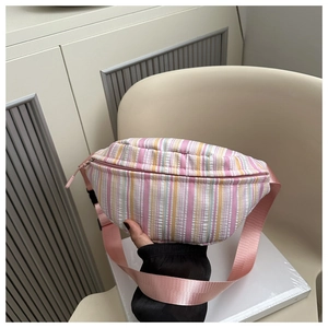 Détail du sac bandoulière à rayures verticales colorées avec sangle rose et boucle