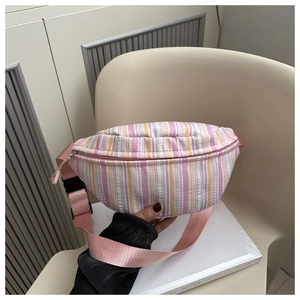 Détail du sac bandoulière à rayures multicolores avec sangle réglable en nylon rose