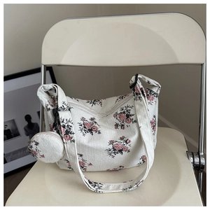 Détail du sac à bandoulière en velours blanc avec motif floral et mini pochette ronde