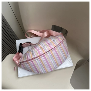 Détail du sac bandoulière matelassé à rayures colorées avec bandoulière rose réglable