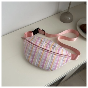 Gros plan du sac ceinture en tissu rayé rose et jaune avec fermeture à glissière