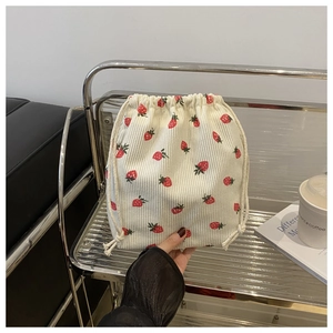 Pochon en velours côtelé avec imprimé fraises et cordon de serrage beige rayé