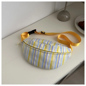 Détail du sac bandoulière rayé coloré avec texture plissée et sangle réglable