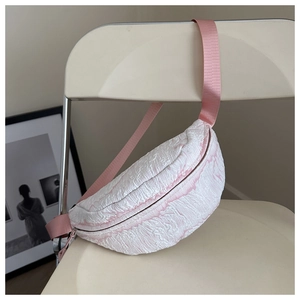 Dettaglio del marsupio bianco a pieghe con cinturino rosa e cerniera in argento