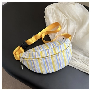 Détail du sac de poitrine rayé avec bandoulière en nylon jaune et tissu texturé
