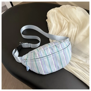 Détail de la banane de sport rayée colorée avec sangle bleue et fermeture à boucle